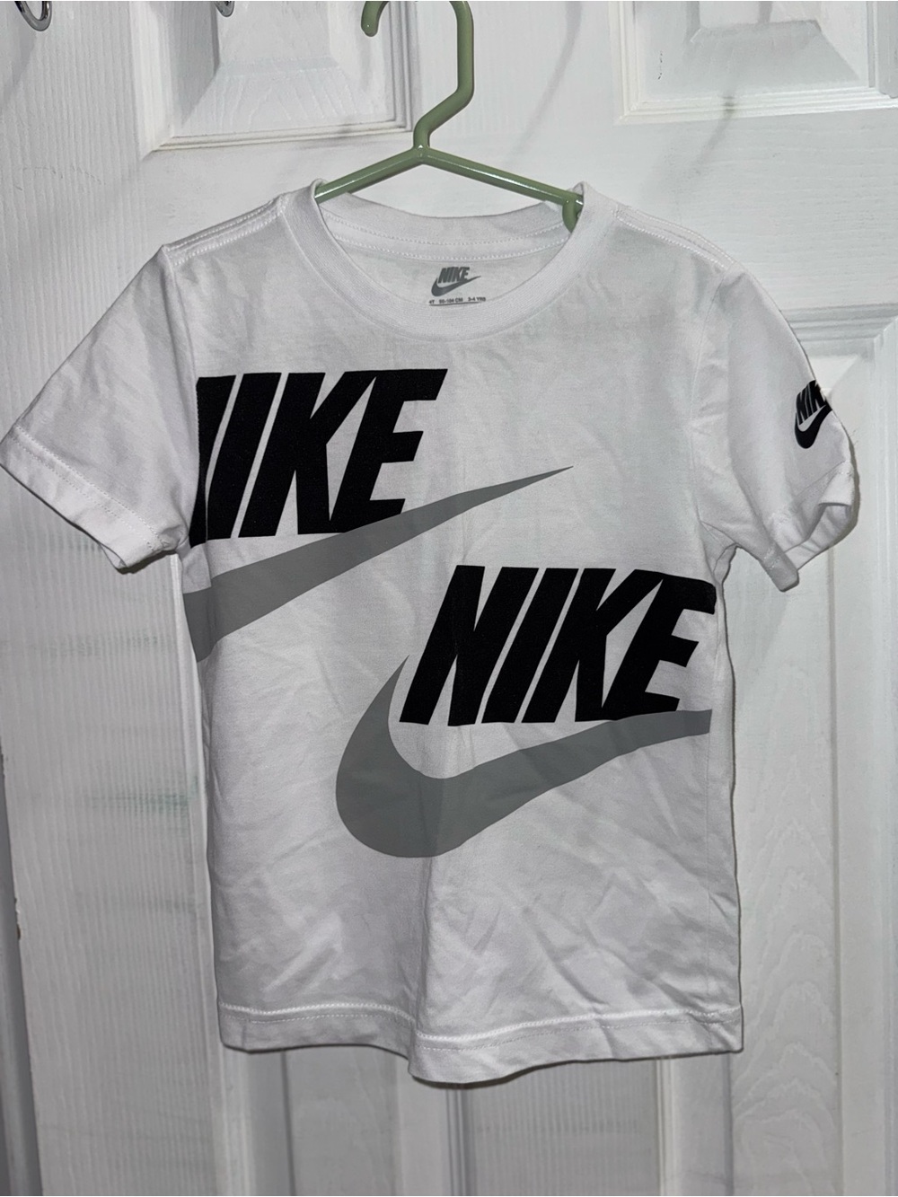Nike kids Boy White T-Shirt with Black and Gray Swoosh Graphics size 4t